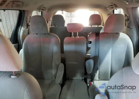 2013 Toyota Sienna Le z USA, uszkodzony, nr VIN 5TDKK3DC8DS378059